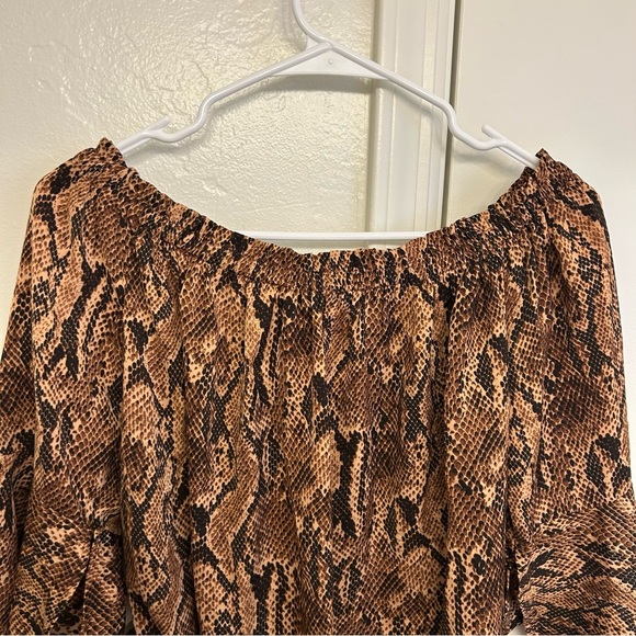 NWT Express Brown Snakeskin Off-Shoulder Blouse Women’s Size Medium - Picture 8 of 9